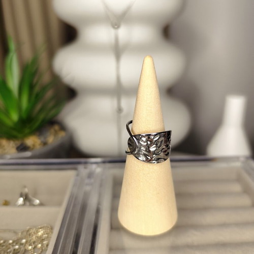 Adjustable stainless steel ring like new, silver color