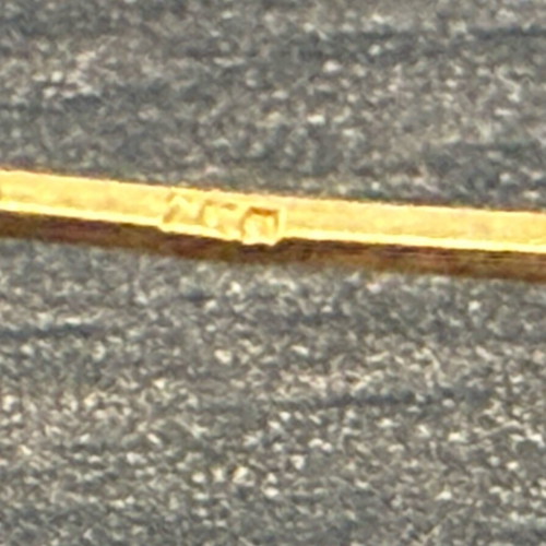 Gold pin 18k with diamond like new