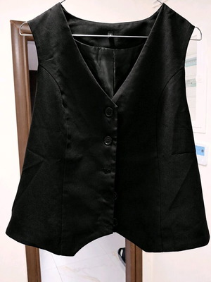Black vest with buttons size XL like new