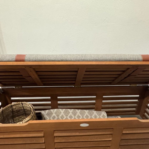 Outdoor storage chest like new with cushion and storage space