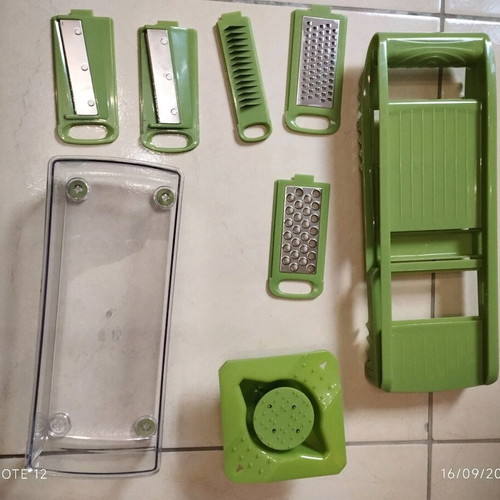 Vegetable mandoline used with collection container