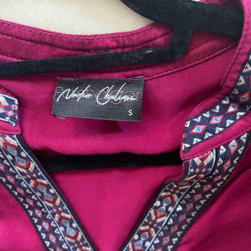 Blouse like new with detail on neckline and sleeves pink size S