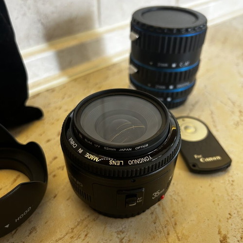Canon EOS Yongnuo 35mm f2 1:2 AF/MF lens like new with gifts