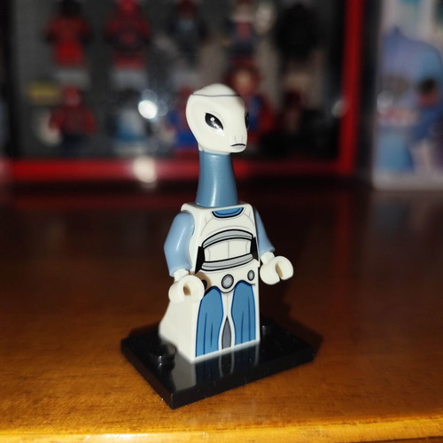 Taun We figure like new with support base