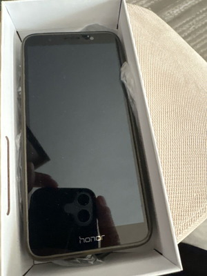 Honor 7s used with cracked screen, works normally