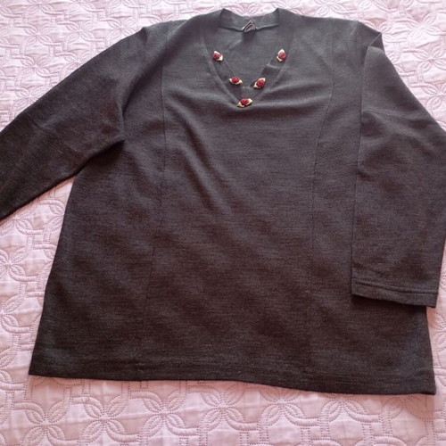 Gray long-sleeve blouse like new with 3D roses, size XL