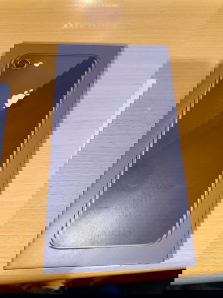 κουτι iPhone 8 με ένα αυτοκόλλητο apple