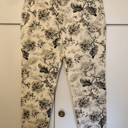 Zara Woman XL trousers with black and white floral pattern
