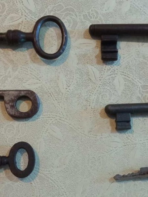 Old keys used, set of 6 different sizes