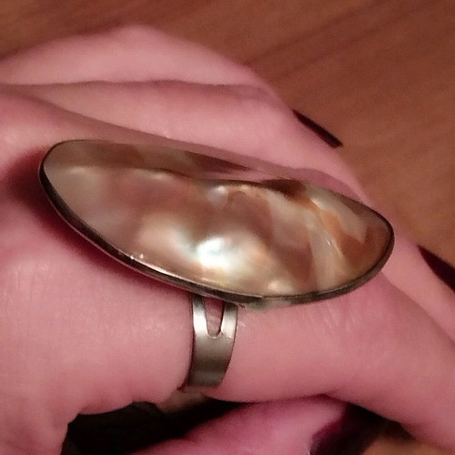Adjustable ring like shell in excellent condition, white and beige