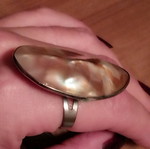 Adjustable ring like shell in excellent condition, white and beige
