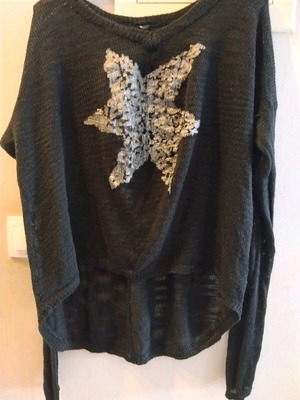 Черна плетена блуза със сребърна звезда като нова