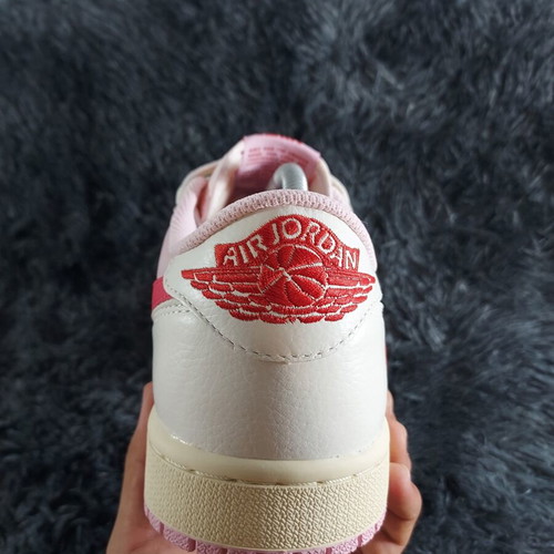 Jordan Retro Low OG SP Travis Scott sneakers, pink