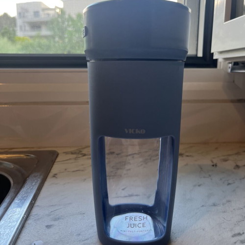 Rechargeable blender for smoothies like new with charging cable and box
