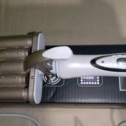 Kemei triple barrel hair waver like new