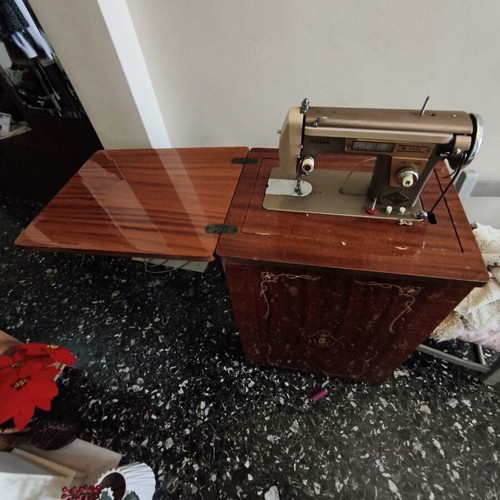 Dalia Sewing Machine made in Japan with cabinet like new