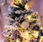  Χριστουγεννιάτικο δέντρο μαζί με  τα στολίδια