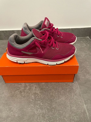 Nike Lunarfly 4 athletic shoes size 38 like new, purple