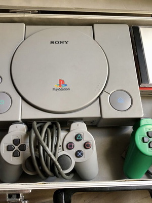 Sony PlayStation 1 πακέτο κονσόλας με 2 χειριστήρια, παιχνίδια και βαλίτσα