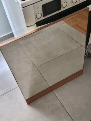 Καθρέφτης επιτοίχιος μεταχειρισμένος με σημάδια και χτύπημα 60.5x69.5x2cm