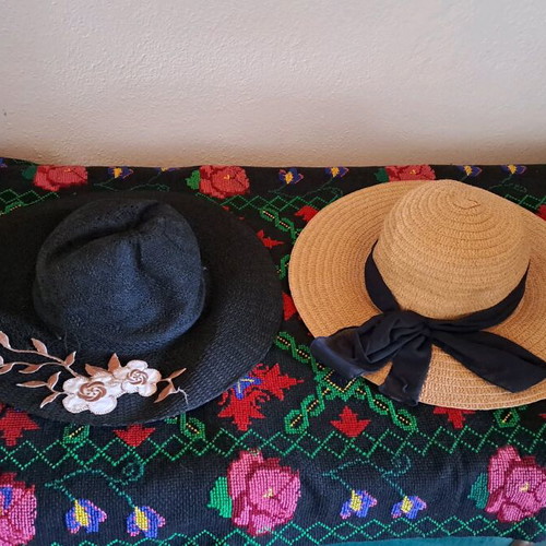 Women’s hats used, straw, size L, set of 2