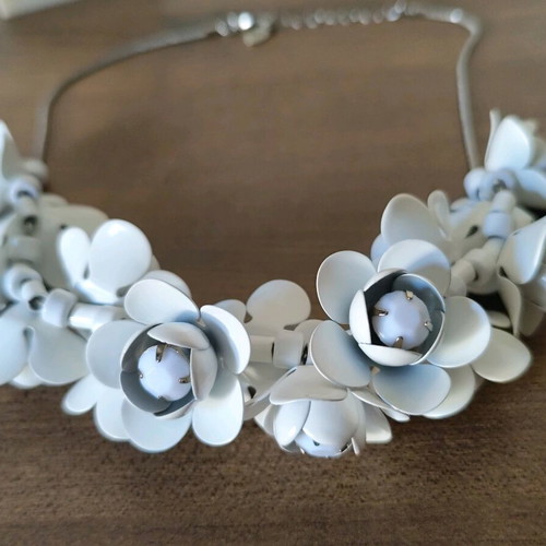 Romantic vintage Accesorize necklace like new with white metallic flowers