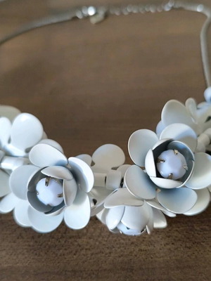Romantic vintage Accesorize necklace like new with white metallic flowers