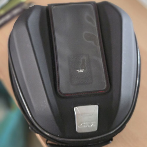 Givi 6L tankbag like new with adapter for Tracer