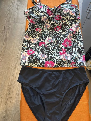 Women's tankini two-piece with tropical print like new, sizes L XL