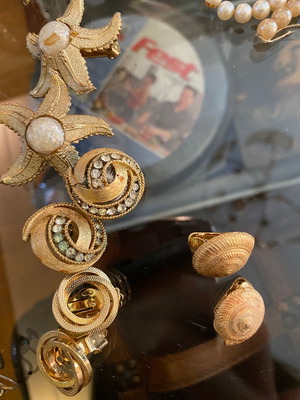 Vintage faux earrings used, 4 pairs clip-on gold-tone