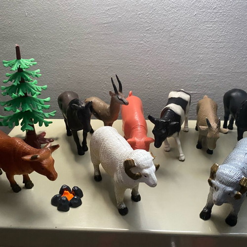 Collectible Animal Farm set like new, 17 figures and 2 accessories