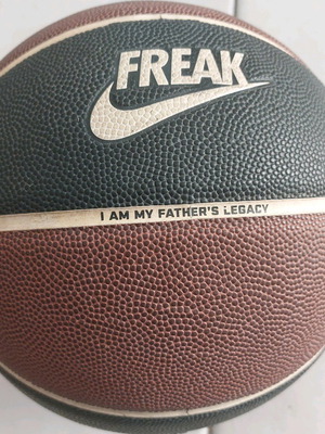 Nike Antetokounmpo basketball like new, brown-black