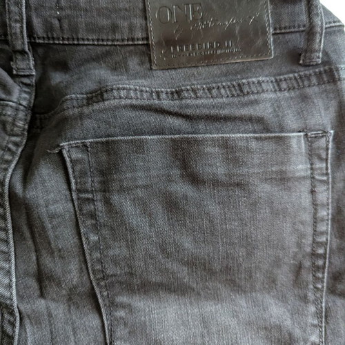 One Teaspoon Jeans size 28 like new, black with knee rip and 'bite me'