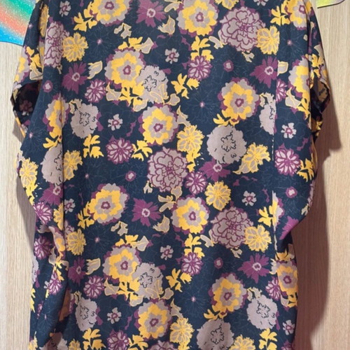 Floral blouse like new with thin fabric and beautiful colors