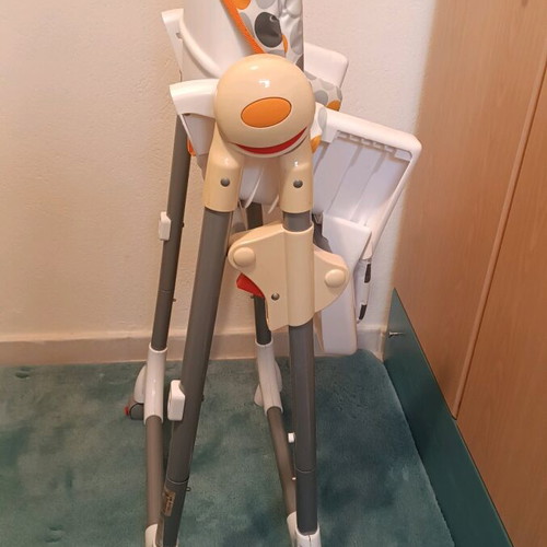 FreeOn folding baby high chair like new with 5-point safety harness
