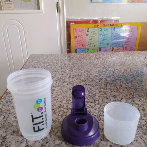 Shaker like new with separate compartment for liquids and solids 350ml