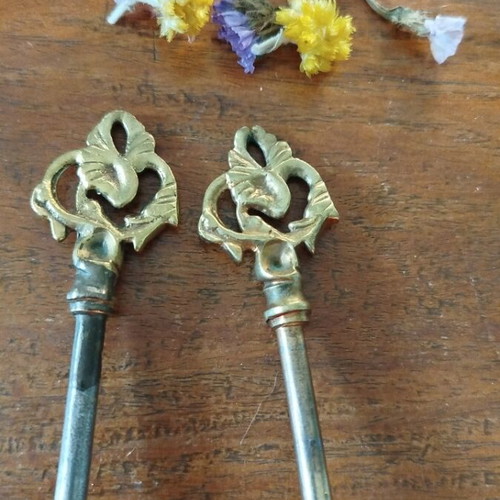 Italian bronze furniture keys, like new, set of 2, 1930s Arte Povera style