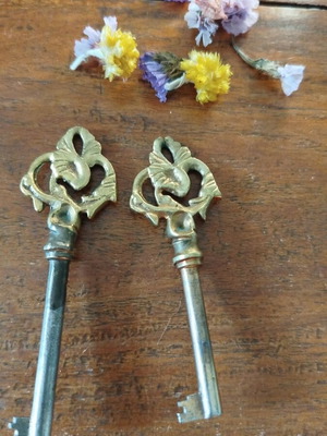 Italian bronze furniture keys, like new, set of 2, 1930s Arte Povera style