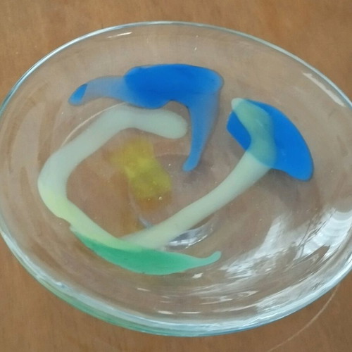 Decorative bowl with color in like new condition