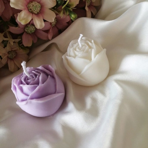 Handmade rose candle with plant wax and bubblegum scent