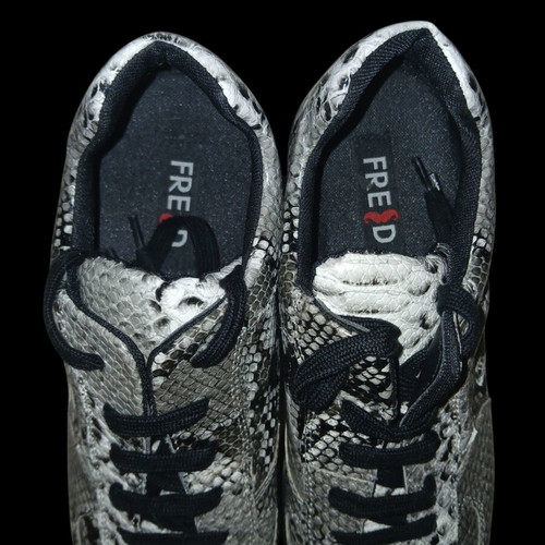 Sneakers like new with snake effect, black and white