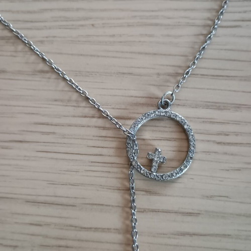 Lariat necklace with thin chain and circular motif used