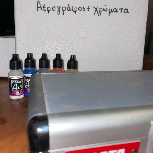 Airbrush with full equipment and 5 colors, new