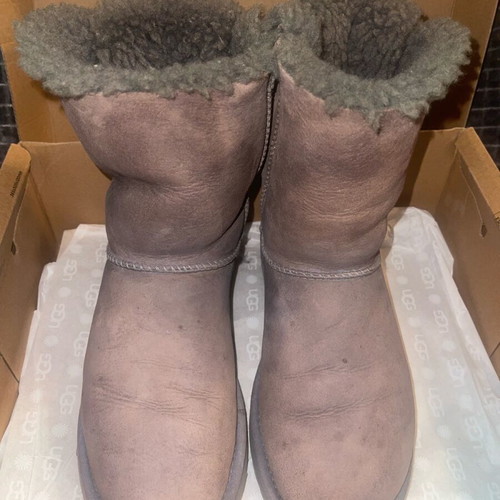Ugg boots used with bows, gray