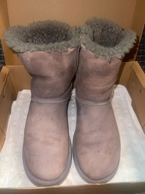 Ugg boots used with bows, gray