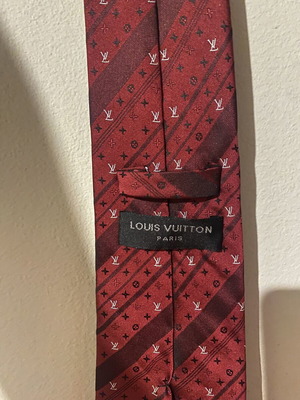 Louis Vuitton tie like new, black and red