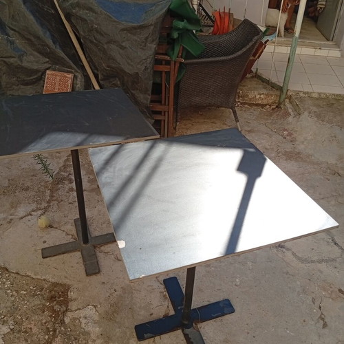 Outdoor tables with metal cross base, set of 2