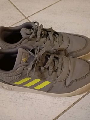 Αθλητικά παπούτσια Adidas μεταχειρισμένα, νούμερο 38 αυθεντικά