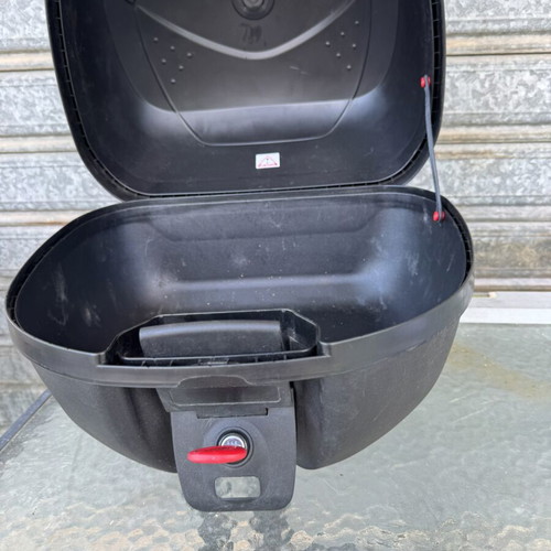 Givi Top Case with Base and Key like new, fits one helmet