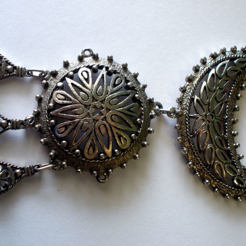 Women's necklaces used, various designs and materials